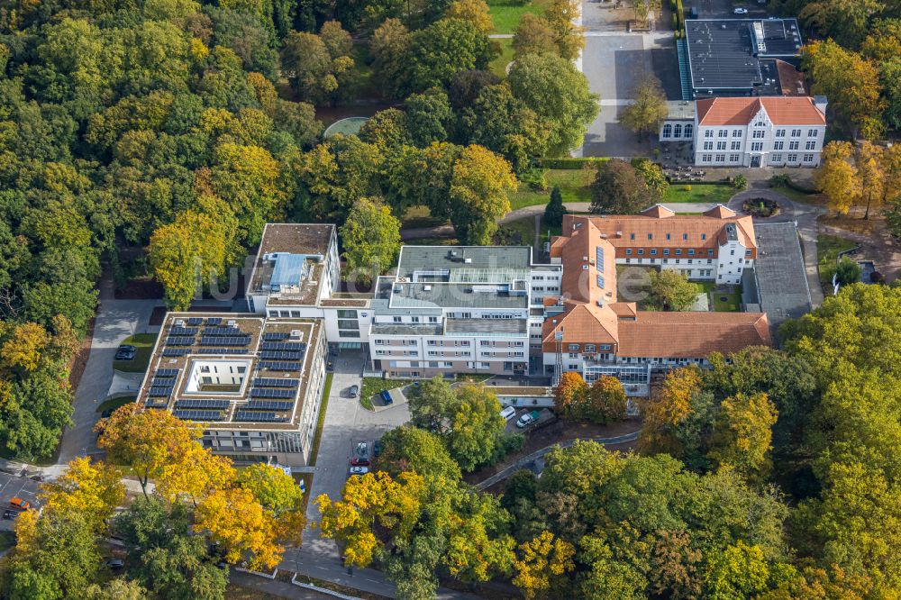 Luftaufnahme Hamm - Herbstluftbild Klinikgelände des Krankenhauses Klinik für Manuelle Therapie in Hamm im Bundesland Nordrhein-Westfalen, Deutschland