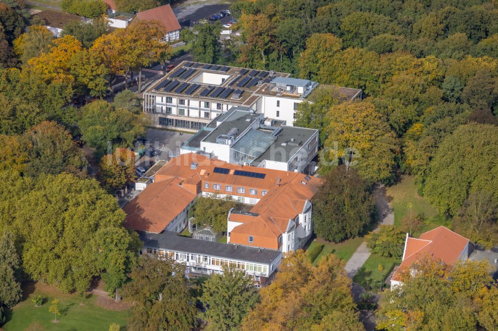 Hamm aus der Vogelperspektive: Herbstluftbild Klinikgelände des Krankenhauses Klinik für Manuelle Therapie in Hamm im Bundesland Nordrhein-Westfalen, Deutschland