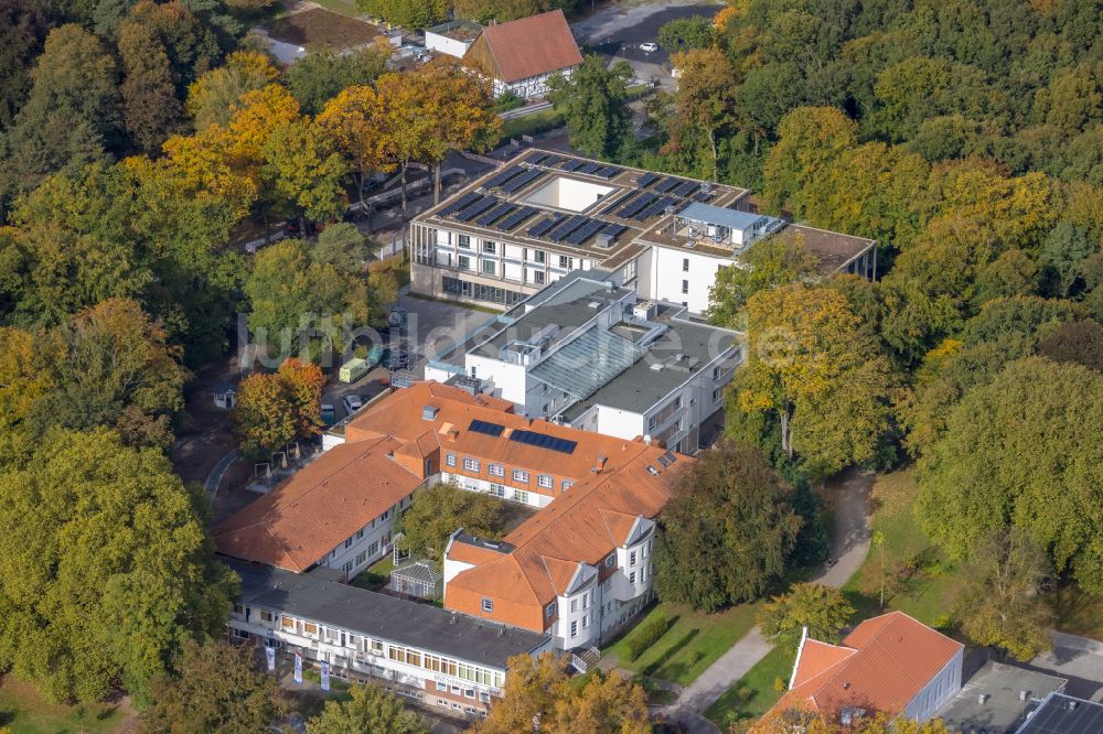 Luftbild Hamm - Herbstluftbild Klinikgelände des Krankenhauses Klinik für Manuelle Therapie in Hamm im Bundesland Nordrhein-Westfalen, Deutschland