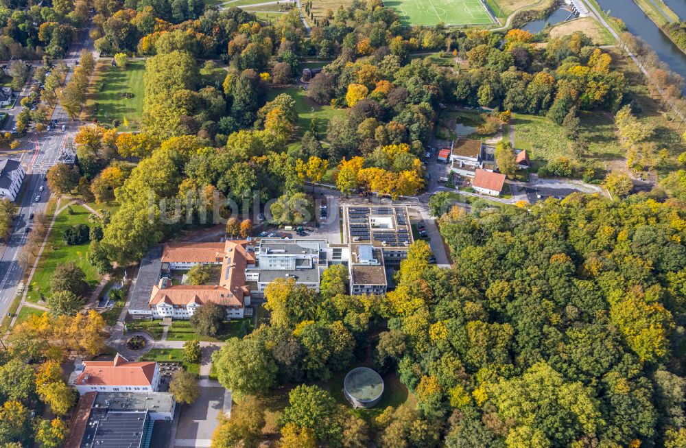 Luftaufnahme Hamm - Herbstluftbild Klinikgelände des Krankenhauses Klinik für Manuelle Therapie in Hamm im Bundesland Nordrhein-Westfalen, Deutschland