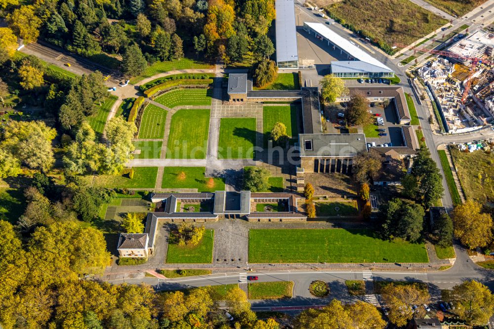 Bochum aus der Vogelperspektive: Herbstluftbild Krematorium und Trauerhalle zur Beisetzung auf dem Gelände des Friedhofes Zentralfriedhof in Bochum im Bundesland Nordrhein-Westfalen, Deutschland