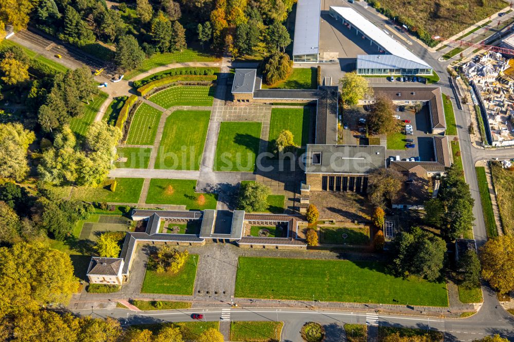 Luftbild Bochum - Herbstluftbild Krematorium und Trauerhalle zur Beisetzung auf dem Gelände des Friedhofes Zentralfriedhof in Bochum im Bundesland Nordrhein-Westfalen, Deutschland