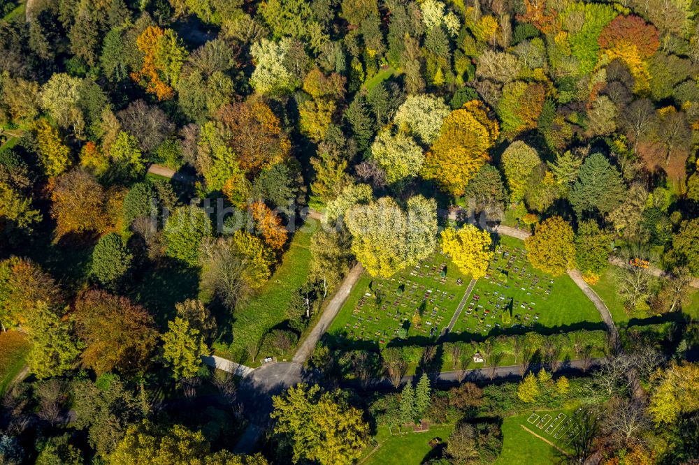 Luftaufnahme Bochum - Herbstluftbild Krematorium und Trauerhalle zur Beisetzung auf dem Gelände des Friedhofes Zentralfriedhof in Bochum im Bundesland Nordrhein-Westfalen, Deutschland