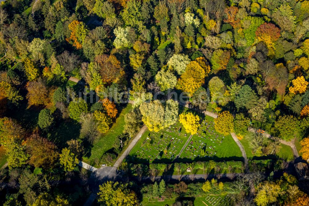 Bochum von oben - Herbstluftbild Krematorium und Trauerhalle zur Beisetzung auf dem Gelände des Friedhofes Zentralfriedhof in Bochum im Bundesland Nordrhein-Westfalen, Deutschland