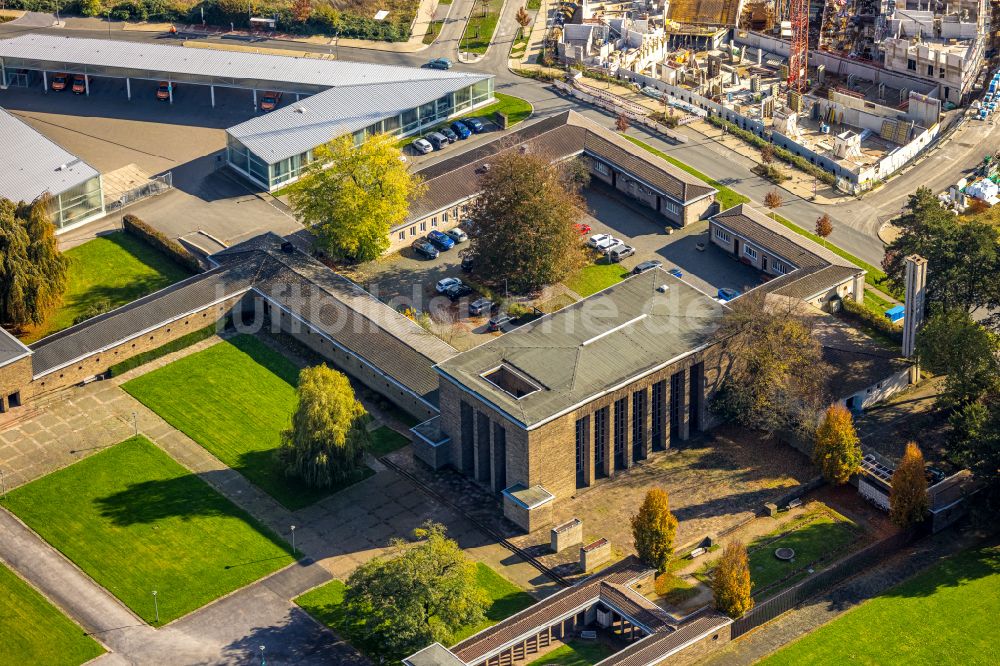 Luftbild Bochum - Herbstluftbild Krematorium und Trauerhalle zur Beisetzung auf dem Gelände des Friedhofes Zentralfriedhof in Bochum im Bundesland Nordrhein-Westfalen, Deutschland