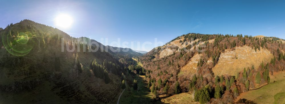 Lecknertal von oben - Herbstluftbild im Lecknertal im Bregenzer Wald in Vorarlberg, Österreich