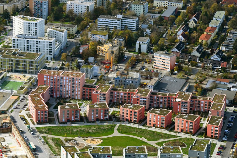 Luftaufnahme München - Herbstluftbild Mehrfamilienhaus-Wohnanlage im Ortsteil Pasing-Obermenzing in München im Bundesland Bayern, Deutschland