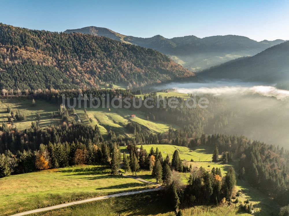 Luftaufnahme Oberstaufen - Herbstluftbild Mittelgebirgslandschaft der Naglflugkette am Hündle in Oberstaufen im Bundesland Bayern, Deutschland