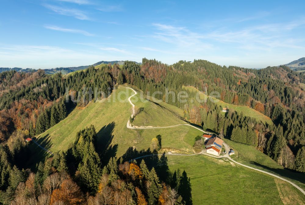 Oberstaufen aus der Vogelperspektive: Herbstluftbild Mittelgebirgslandschaft der Naglflugkette am Hündle in Oberstaufen im Bundesland Bayern, Deutschland