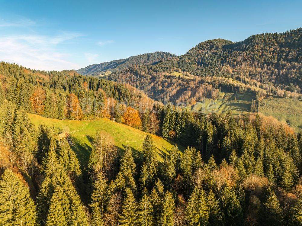 Luftaufnahme Oberstaufen - Herbstluftbild Mittelgebirgslandschaft der Naglflugkette am Hündle in Oberstaufen im Bundesland Bayern, Deutschland