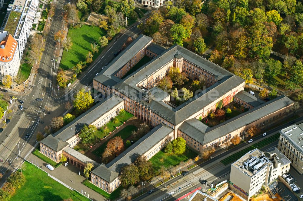 Luftaufnahme Leipzig - Herbstluftbild Museums- Gebäude- Ensemble GRASSI Museum am Johannisplatz in Leipzig im Bundesland Sachsen, Deutschland