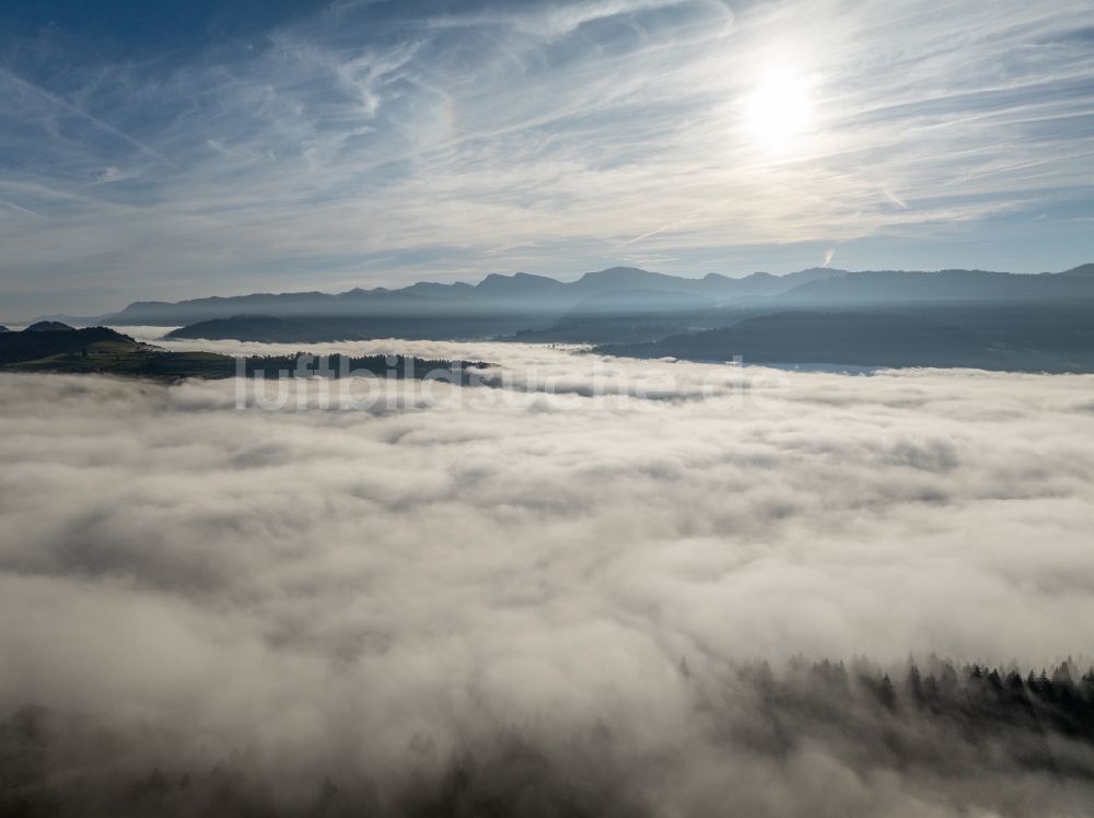 Luftaufnahme Irsengund - Herbstluftbild Nebel- und Wolken- Schicht über Wald- und Wiesenlandschaft im Allgäu im Ortsteil Oberreute in Irsengund im Bundesland Bayern, Deutschland