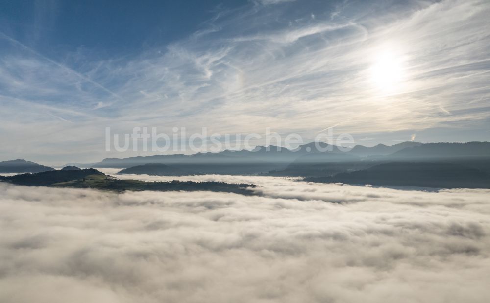 Irsengund von oben - Herbstluftbild Nebel- und Wolken- Schicht über Wald- und Wiesenlandschaft im Allgäu im Ortsteil Oberreute in Irsengund im Bundesland Bayern, Deutschland