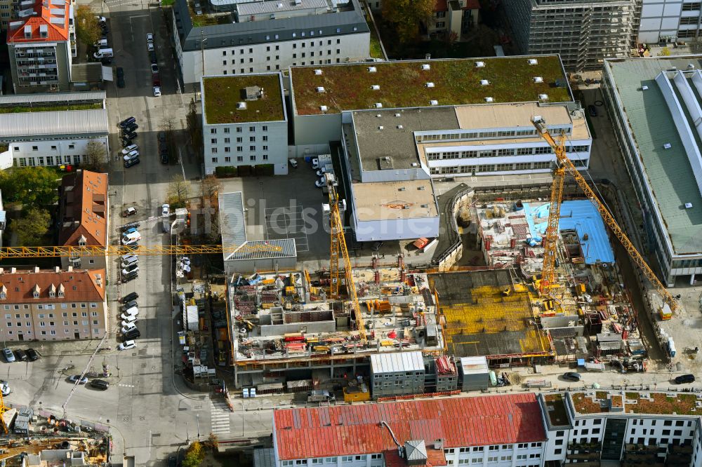 München aus der Vogelperspektive: Herbstluftbild Neubau eines Büro- und Geschäftshauses FABRIK office im Ortsteil Sendling in München im Bundesland Bayern, Deutschland