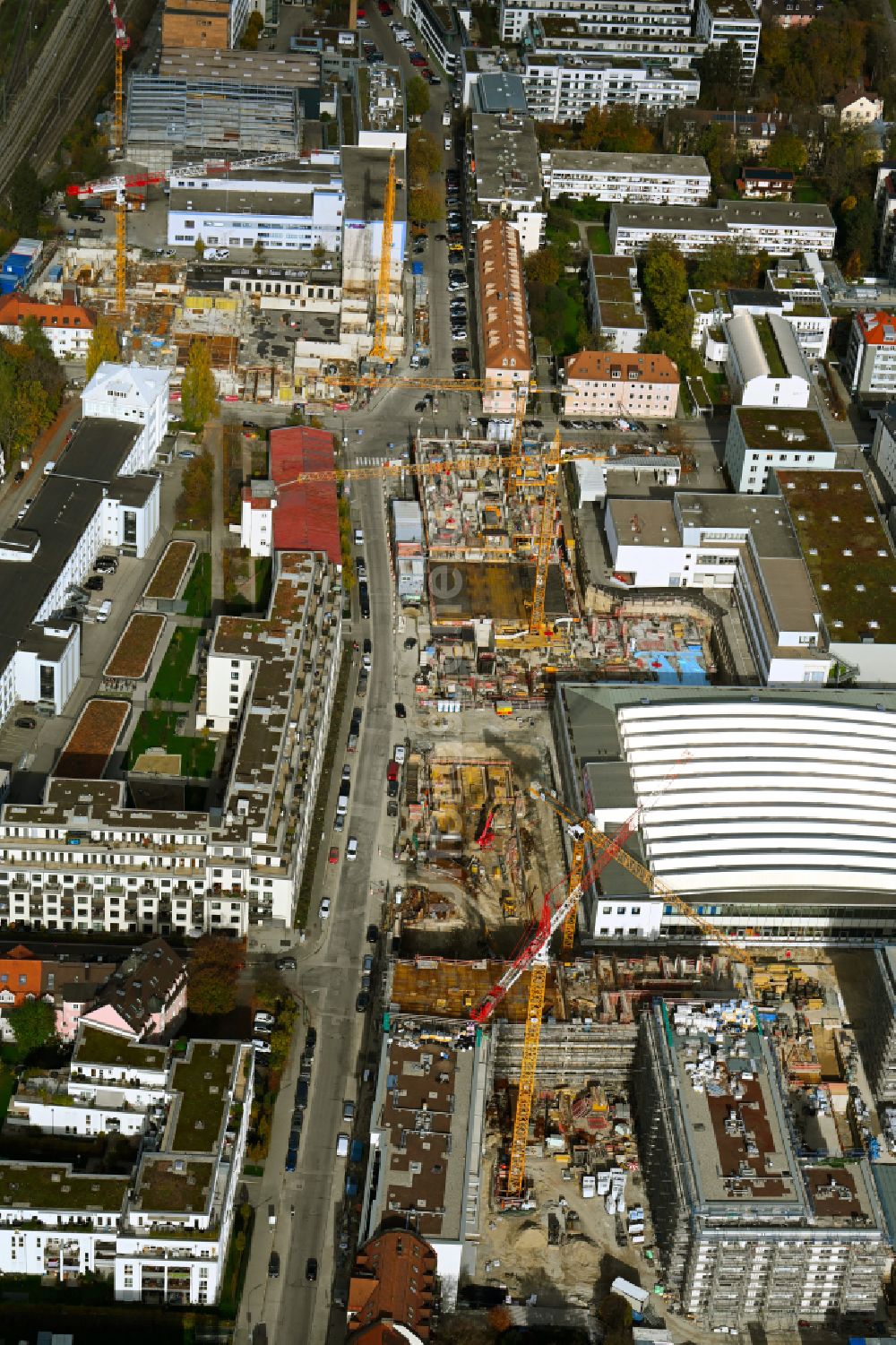 München von oben - Herbstluftbild Neubau eines Büro- und Geschäftshauses FABRIK office im Ortsteil Sendling in München im Bundesland Bayern, Deutschland