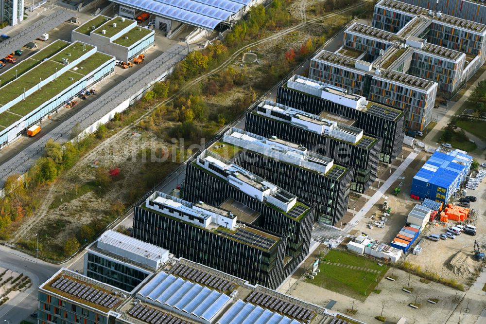 München von oben - Herbstluftbild Neubau eines Büro- und Geschäftshauses QUBES am Agnes-Pockels-Bogen in München im Bundesland Bayern, Deutschland