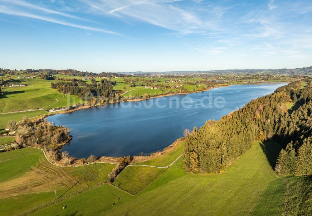 Luftbild Waltenhofen - Herbstluftbild vom Niedersonthofener See in Waltenhofen im Allgäu im Bundesland Bayern, Deutschland