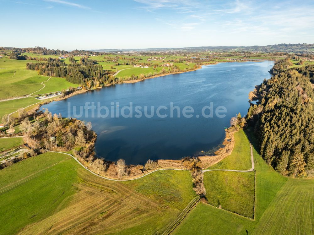 Luftaufnahme Waltenhofen - Herbstluftbild vom Niedersonthofener See in Waltenhofen im Allgäu im Bundesland Bayern, Deutschland