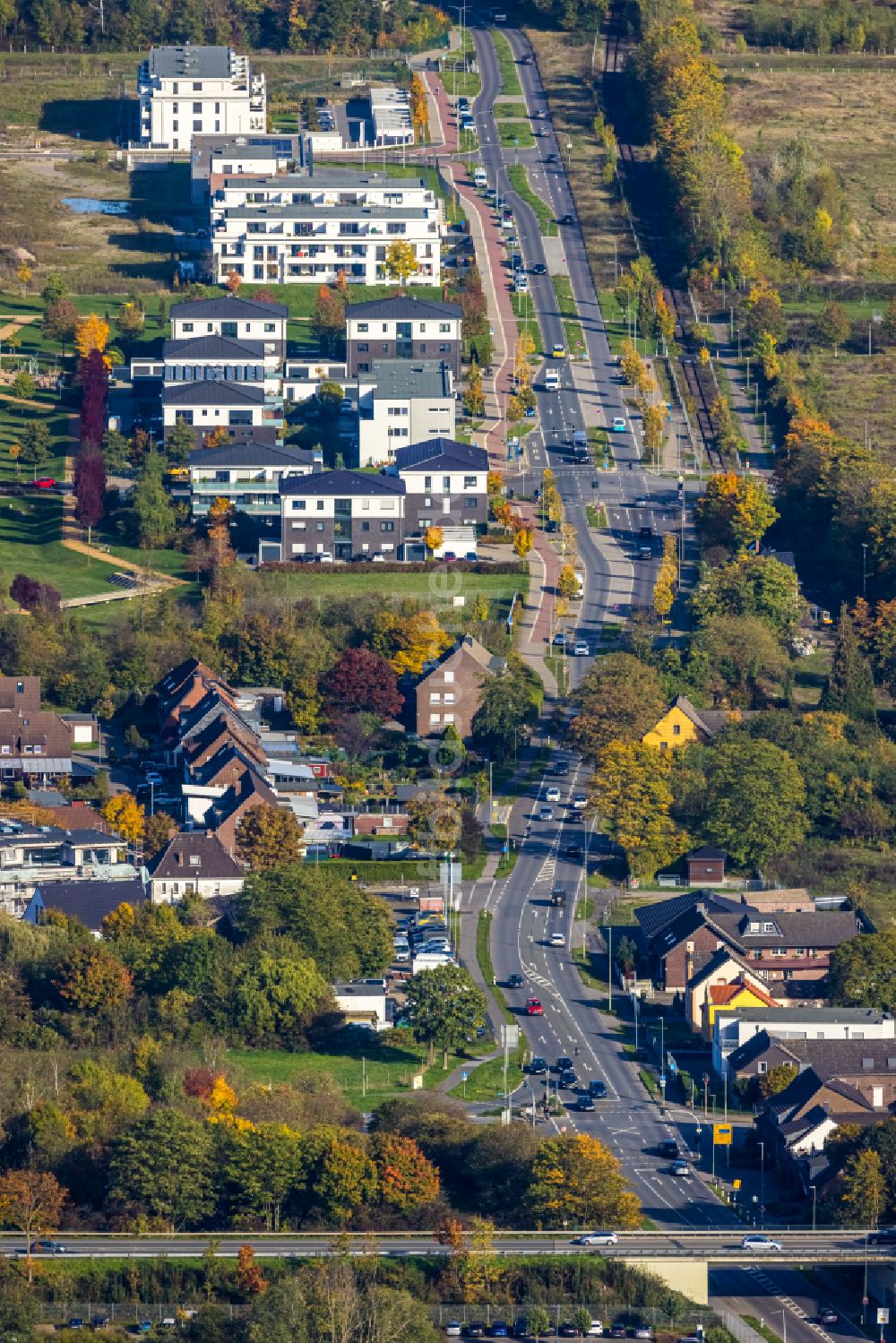 Luftbild Neukirchen-Vluyn - Herbstluftbild Ortsansicht entlang der Niederrheinallee in Neukirchen-Vluyn im Bundesland Nordrhein-Westfalen, Deutschland