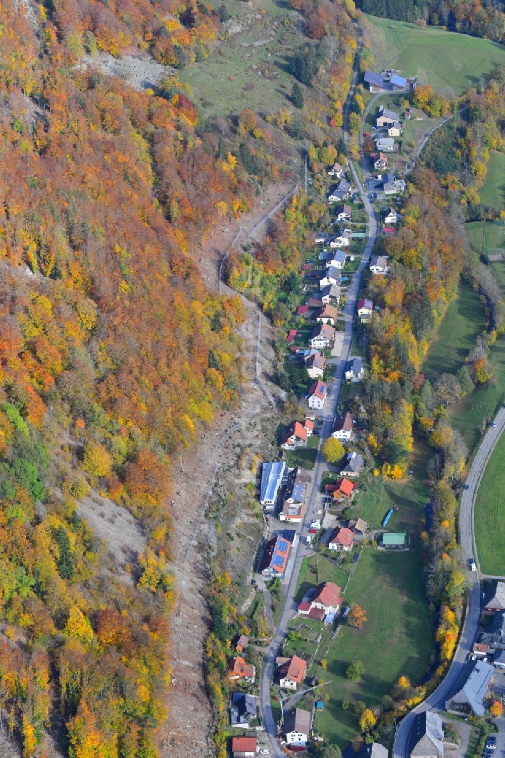 Todtnau von oben - Herbstluftbild Ortsansicht im Talbereich in Geschwend im Bundesland Baden-Württemberg, Deutschland