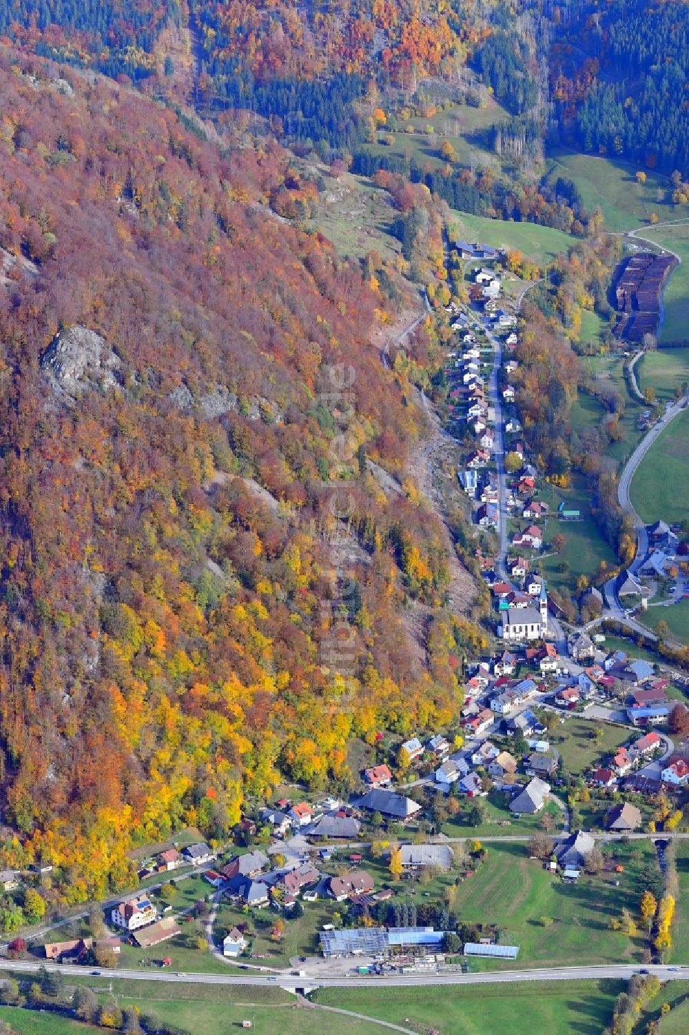 Todtnau aus der Vogelperspektive: Herbstluftbild Ortsansicht im Talbereich in Geschwend im Bundesland Baden-Württemberg, Deutschland