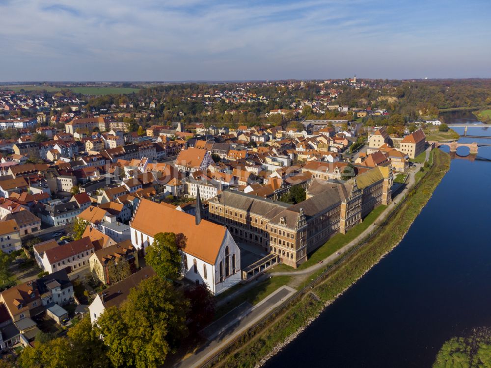 Luftaufnahme Grimma - Herbstluftbild Ortskern am Uferbereich des Mulde - Flußverlaufes in Grimma im Bundesland Sachsen