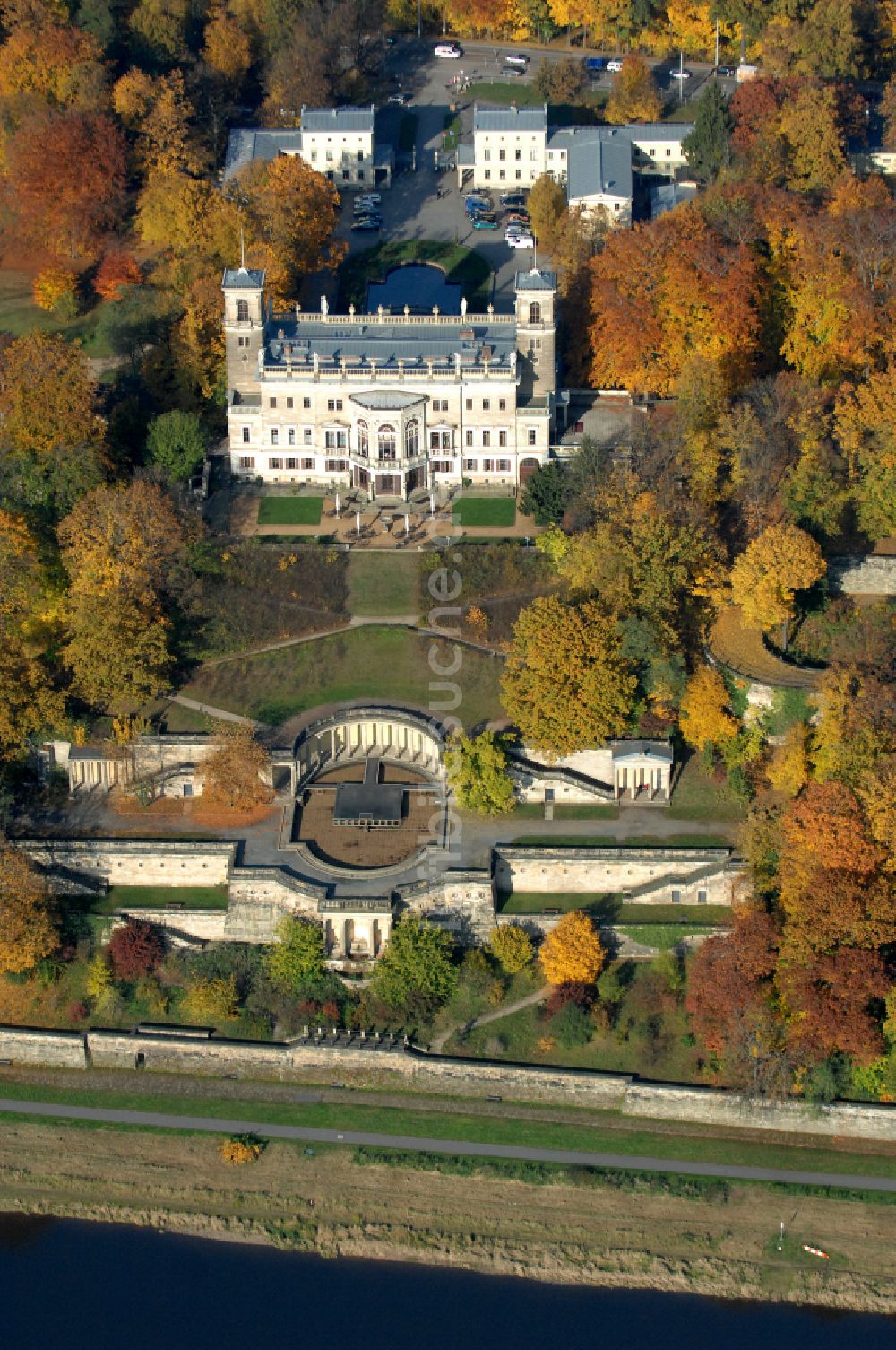 Dresden aus der Vogelperspektive: Herbstluftbild Palais des Schloss Albrechtsberg in Dresden im Bundesland Sachsen, Deutschland