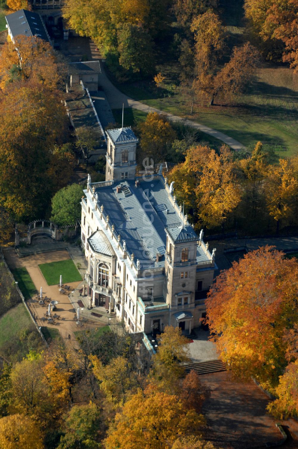 Luftbild Dresden - Herbstluftbild Palais des Schloss Albrechtsberg in Dresden im Bundesland Sachsen, Deutschland