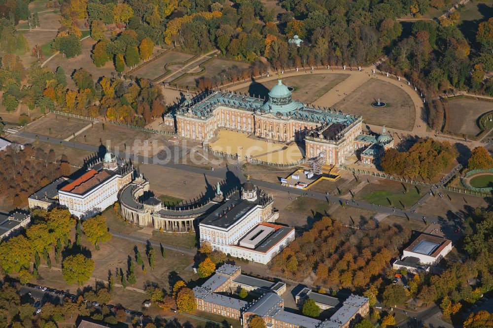 Luftaufnahme Potsdam - Herbstluftbild Palais des Schloss Neues Palais in Potsdam im Bundesland Brandenburg, Deutschland