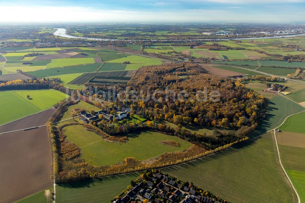 Luftaufnahme Düsseldorf - Herbstluftbild Palais des Schloss Schloss Heltorf in Düsseldorf im Bundesland Nordrhein-Westfalen, Deutschland