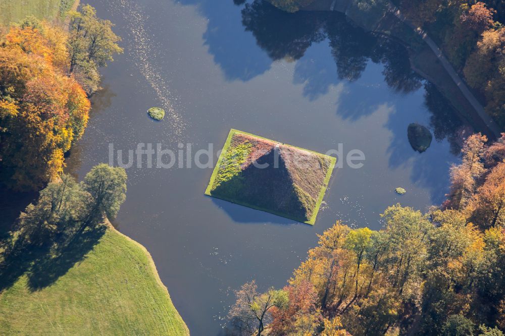 Cottbus von oben - Herbstluftbild Parkanlage Wasserpyramide und Landpyramide im Branitzer Park in Cottbus im Bundesland Brandenburg, Deutschland