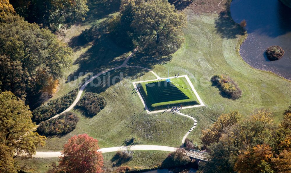 Luftbild Cottbus - Herbstluftbild Parkanlage Wasserpyramide und Landpyramide im Branitzer Park in Cottbus im Bundesland Brandenburg, Deutschland