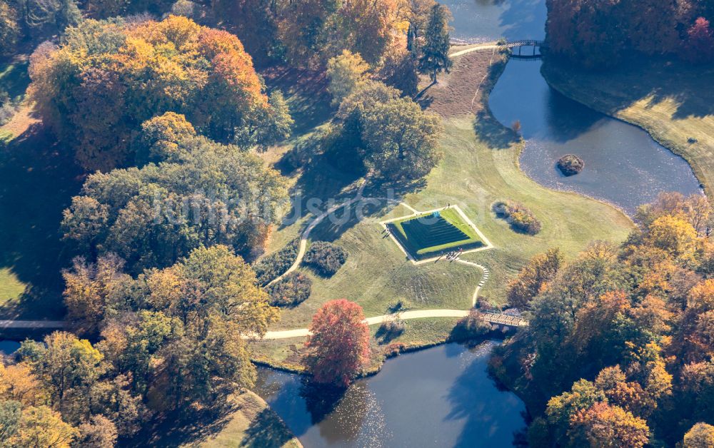 Luftaufnahme Cottbus - Herbstluftbild Parkanlage Wasserpyramide und Landpyramide im Branitzer Park in Cottbus im Bundesland Brandenburg, Deutschland