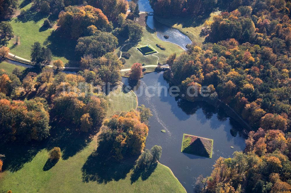 Cottbus von oben - Herbstluftbild Parkanlage Wasserpyramide und Landpyramide im Branitzer Park in Cottbus im Bundesland Brandenburg, Deutschland