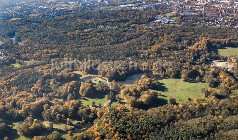 Luftaufnahme Cottbus - Herbstluftbild Parkanlage Wasserpyramide und Landpyramide im Branitzer Park in Cottbus im Bundesland Brandenburg, Deutschland