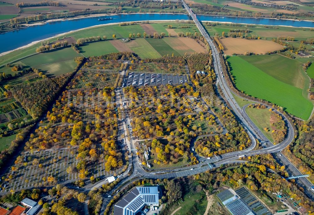 Düsseldorf von oben - Herbstluftbild Parkplatz und Abstellfläche für Automobile in Düsseldorf im Bundesland Nordrhein-Westfalen, Deutschland