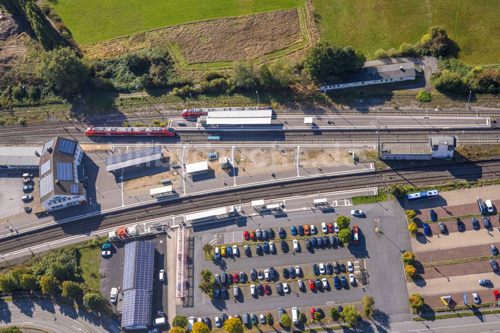 Fröndenberg/Ruhr aus der Vogelperspektive: Herbstluftbild Parkplatz und Abstellfläche für Automobile in Fröndenberg/Ruhr im Bundesland Nordrhein-Westfalen, Deutschland