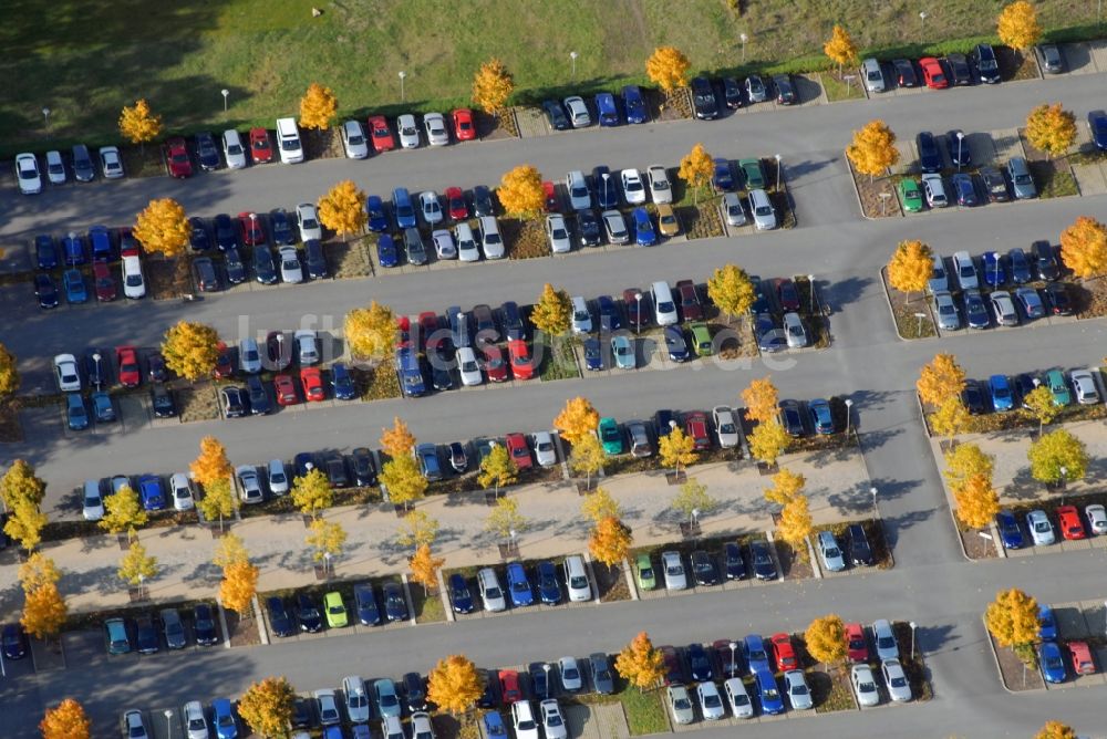 Dresden aus der Vogelperspektive: Herbstluftbild Parkplatz und Abstellfläche für Automobile an der OSH im Ortsteil Albertstadt in Dresden im Bundesland Sachsen, Deutschland