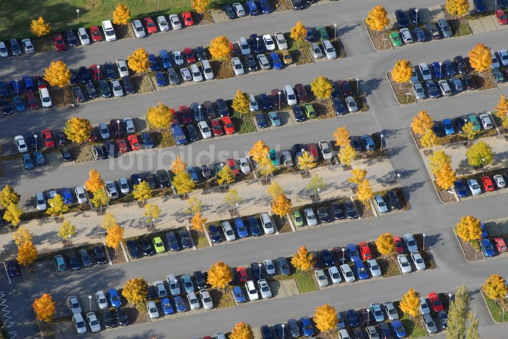 Luftbild Dresden - Herbstluftbild Parkplatz und Abstellfläche für Automobile an der OSH im Ortsteil Albertstadt in Dresden im Bundesland Sachsen, Deutschland