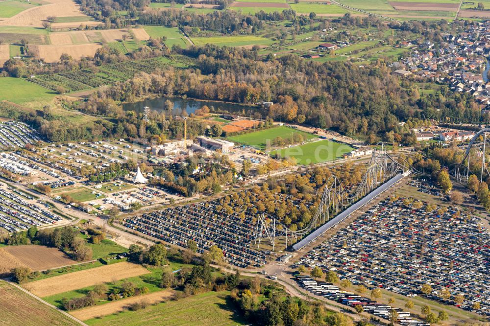 Luftaufnahme Rust - Herbstluftbild Parkplatz und Abstellfläche für Automobile in Rust im Bundesland Baden-Württemberg, Deutschland