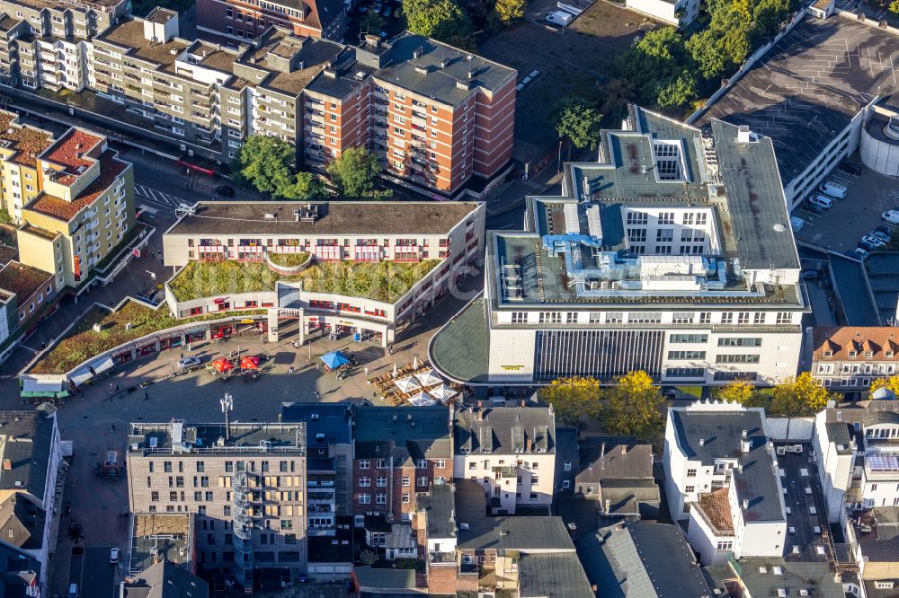 Herne von oben - Herbstluftbild Platz- Ensemble Robert-Brauner-Platz in Herne im Bundesland Nordrhein-Westfalen, Deutschland