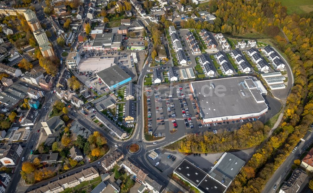 Velbert von oben - Herbstluftbild der Reihenhaussiedlung an der Schmalenhofer Straße - Winkelstraße mit EDEKA-Filiale Hundrieser in Velbert im Bundesland Nordrhein-Westfalen