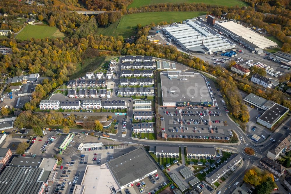 Luftbild Velbert - Herbstluftbild der Reihenhaussiedlung an der Schmalenhofer Straße - Winkelstraße mit EDEKA-Filiale Hundrieser in Velbert im Bundesland Nordrhein-Westfalen