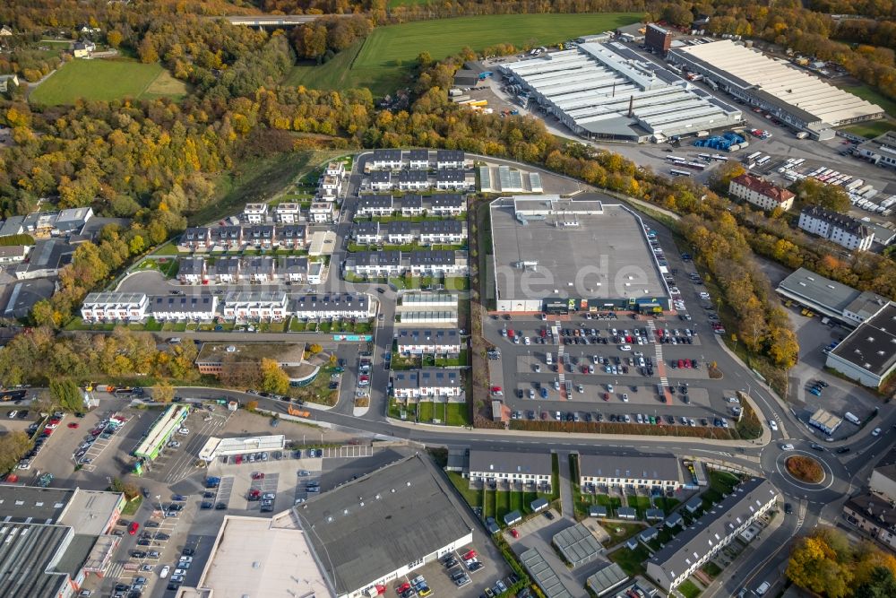 Luftaufnahme Velbert - Herbstluftbild der Reihenhaussiedlung an der Schmalenhofer Straße - Winkelstraße mit EDEKA-Filiale Hundrieser in Velbert im Bundesland Nordrhein-Westfalen