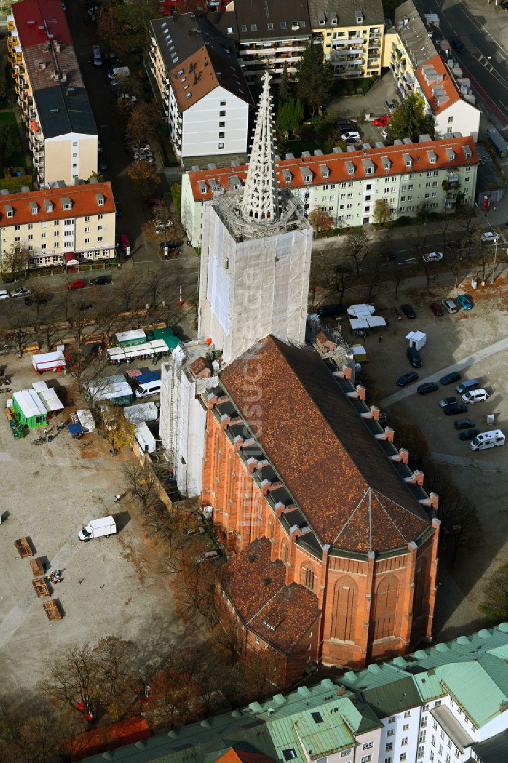 Luftbild München - Herbstluftbild Sanierung des Turmes am Kirchengebäude der Mariahilfkirche im Ortsteil Au-Haidhausen in München im Bundesland Bayern, Deutschland