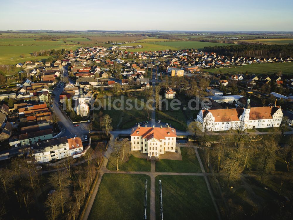 Zabeltitz von oben - Herbstluftbild Schloß - Barockschloss in Zabeltitz im Bundesland Sachsen, Deutschland