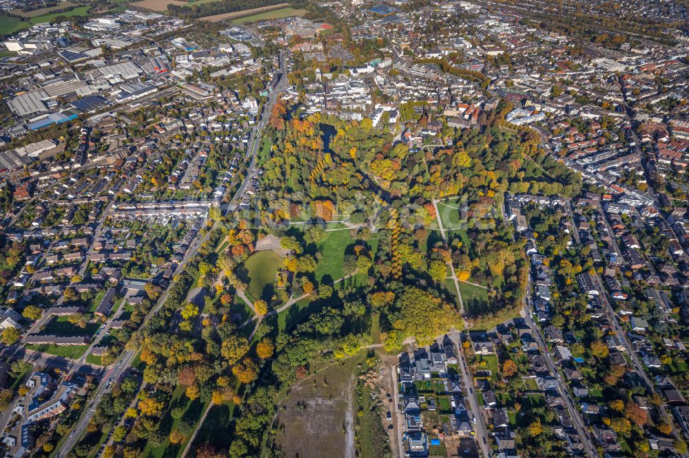 Moers von oben - Herbstluftbild Schlosspark in Moers im Bundesland Nordrhein-Westfalen, Deutschland