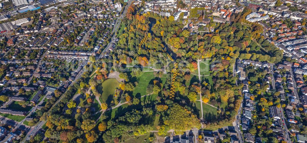 Luftaufnahme Moers - Herbstluftbild Schlosspark in Moers im Bundesland Nordrhein-Westfalen, Deutschland