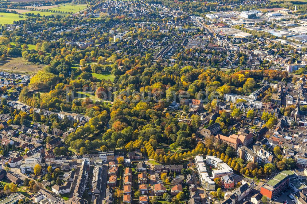 Moers von oben - Herbstluftbild Schlosspark in Moers im Bundesland Nordrhein-Westfalen, Deutschland