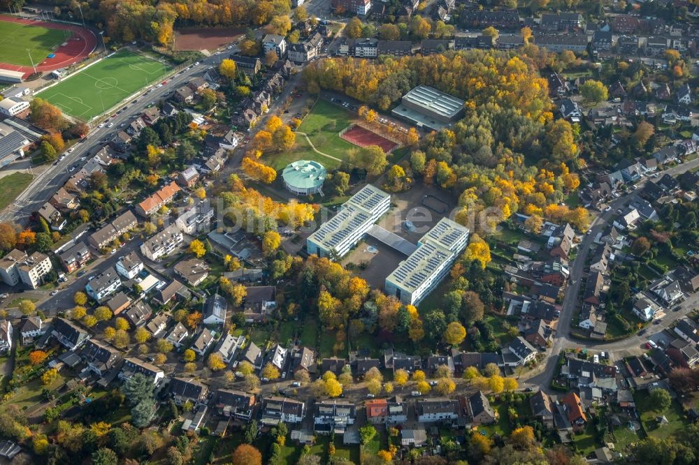 Bottrop aus der Vogelperspektive: Herbstluftbild Schulgebäude des Heinrich-Heine-Gymnasium an der Gustav-Ohm-Straße in Bottrop im Bundesland Nordrhein-Westfalen, Deutschland